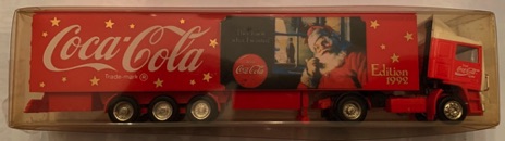10267-1 € 6,00 coca cola vrachtwagen afb kerstman bij raam ca 18 cm.jpeg
